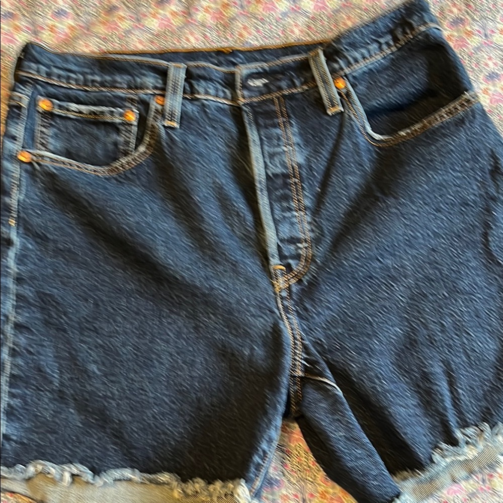 Levi’s 501 mid thigh shorts size 32